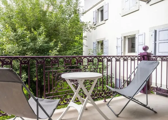 Vallet- Newly Renovated 2 Bedroom Nestled Just Off The Main Street *