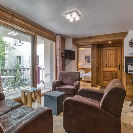 Vallet- Newly Renovated 2 Bedroom Nestled Just Off The Main Street
