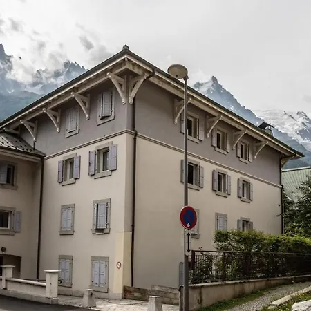 Vallet- Newly Renovated 2 Bedroom Nestled Just Off The Main Street