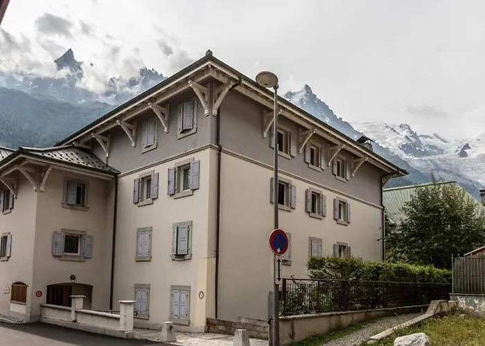 Vallet- Newly Renovated 2 Bedroom Nestled Just Off The Main Street