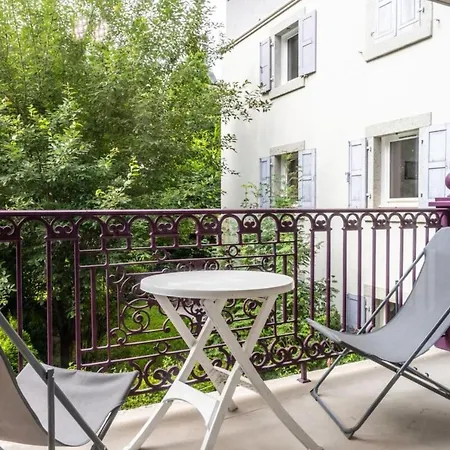 Vallet- Newly Renovated 2 Bedroom Nestled Just Off The Main Street *